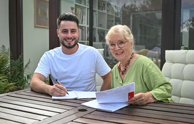 Marita von VerAplus berät einen Auszubildenden  | Foto: VerAplus