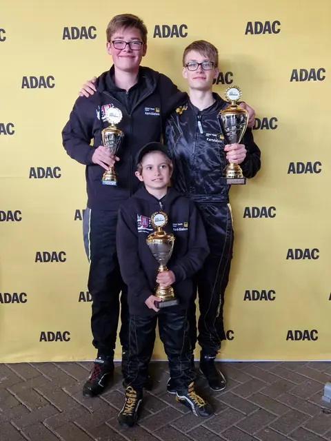 Eric Sparsam (li.), Patrick Westedt und Lian Marten (vorn) lieferten tolle Ergebnisse beim Norddeutschen Kartslalom-Endlauf | Foto: AC Buchholzer Heidering e.V.