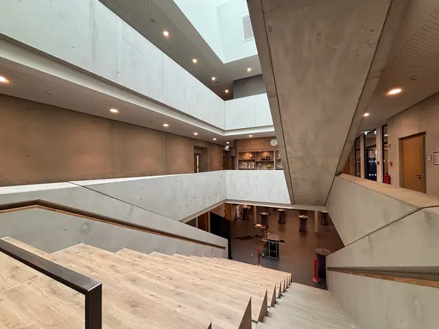 Die große Lerntreppe ist das Herzstück des Gebäudes – sie soll Lernenden den Raum für Begegnung und Kollaboration bieten | Foto: pau