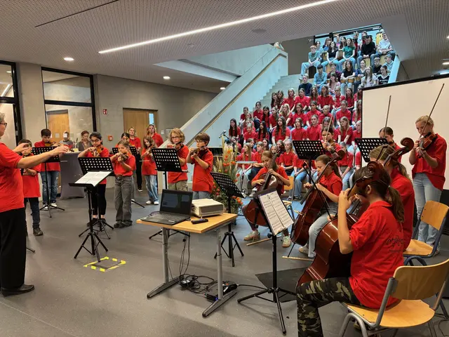 Die Schülerinnen und Schüler leiten die Veranstaltung musikalisch ein | Foto: pau