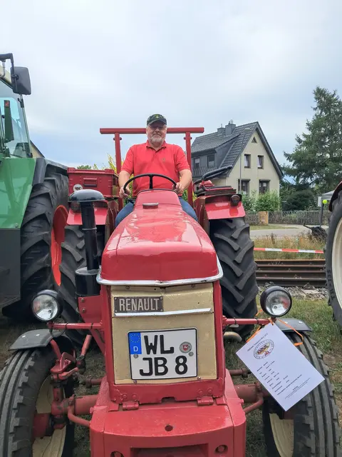 Joachim Bardowicks, erster Vorsitzender der Ackergiganten auf seinem Renault, Baujahr 1965 | Foto: Anika Werner