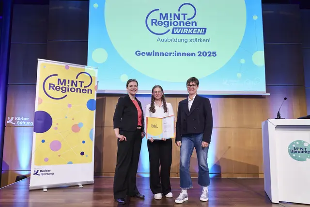 Die MINT-Region Landkreis Harburg wurde ausgezeichnet für das Projekt MINT-Basics (v. li.): Jenny Meßinger-Koppelt (Körber-Stiftung), Imke Bluschke (MINT-Region Landkreis Harburg) und Prof. Dr. Claudia Nerdel (Technische Universität München)   | Foto: Claudia Höhne/Körber-Stiftung