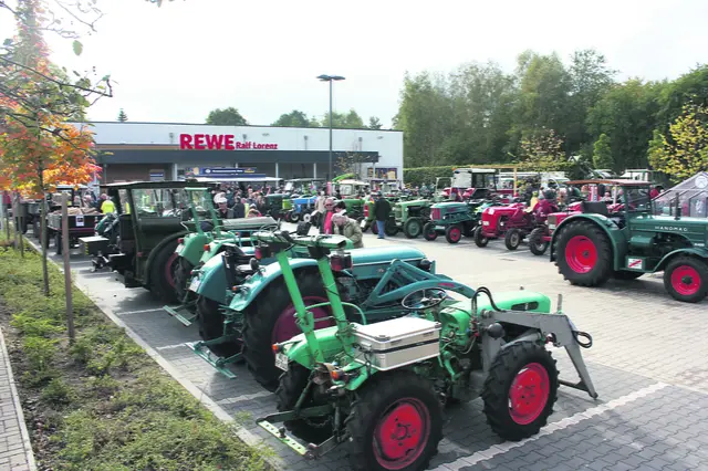 Als das Treckertreffen auf dem Parkplatz von REWE stattfand, 
war die Parkfläche schnell besetzt  | Foto: Axel-Holger Haase