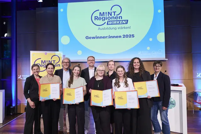 Die im Rahmen der Ausschreibung MINT-Regionen wirken! ausgezeichneten  Netzwerkprojekte mit der Jury und Körber-Stiftung (v. li.): Jenny Meßinger-Koppelt (Körber-Stiftung), Charoula Finkelnburg (Schülerlabor-Netzwerk GenaU Berlin), Frank Mayer (Oldenburgische Industrie- und 
Handelskammer), Maria Sommer (MINT Region Oberallgäu in Sonthofen), Volker Tschiedel (Ministerium für Bildung Mainz), Beate Wilper (zdi Paderborn), Susanne Haun (Stiftung für Technologie, Innovation und Forschung Thüringen), Imke Bluschke (MINT-Region Landkreis Harburg), Sarah-Lena Debus (zdi-Zentrum BeSTWuppertal), Prof. Dr. 
Claudia Nerdel (Technische Universität München)  | Foto: Claudia Höhne/Körber-Stiftung