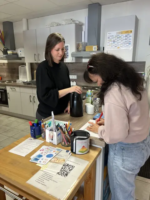 Anika Lucas (links) koordiniert als Ehrenamtskoordinatorin der Stadt Buxtehude das Sprachcafé | Foto: Sandra Polenz