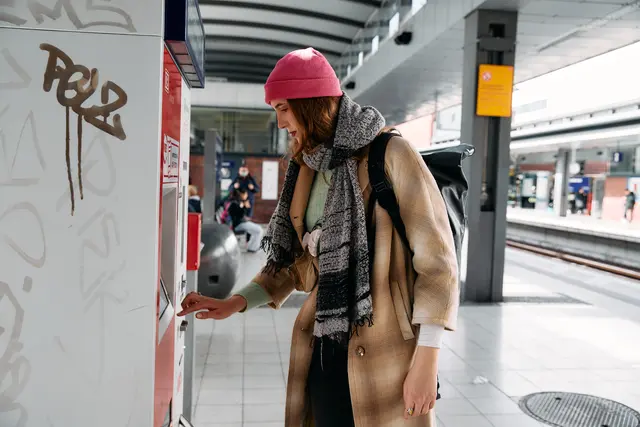 Wer öffentliche Verkehrsmittel nutzt, muss eine gültige Fahrkarte haben | Foto:  Sophia Emmerich / Adobe Stock