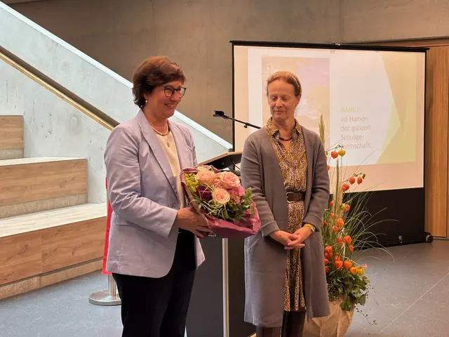 Bürgermeisterin Katja Oldenburg Schmidt (li.) und Schulleiterin Bettina Fees-McCue feiern die Einweihung des neuen Trakts | Foto: pau