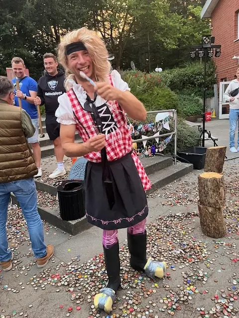 Jonas Fritz begann mit der Zahnbürste zu fegen | Foto: TSV