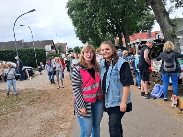 Organisatoren Anne Ottink (li.) und Désireé Denker waren begeistert, dass viele Besucher den Weg nach Luhdorf fanden | Foto: Anika Werner
