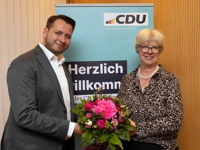  Vorsitzender Markus Warnke gratuliert Bürgermeisterin Emily Weede | Foto: Jens Duggen / CDU