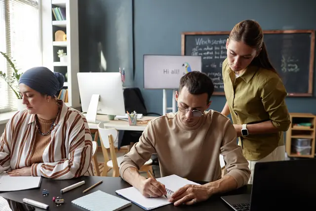 Für das B1-Zertifikat muss normalerweise Sprachunterricht genommen werden. Danach erfolgt die obligatorische Prüfung | Foto: AdobeStock / Seventyfour