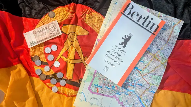 Andenken an einen Besuch in Ost-Berlin im Jahr 1985: Ein Stadtplan des VEB Tourist Verlages, ein Zehn-Mark-Schein und ein paar DDR-Münzen, die sogenannten Alu-Chips | Foto: jd