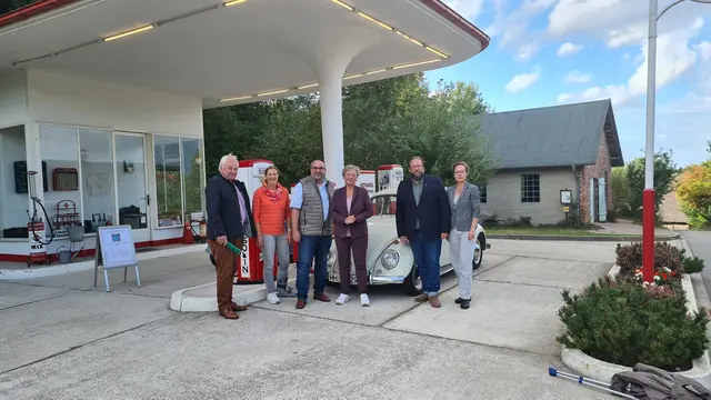 Museumsteam und Fr. Naber vor der Tankstelle | Foto: FLMK