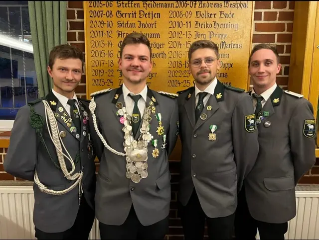 Die Vizekönigscrew (v. li.): Timo Oelkers, Vizekönig Nick Oelkers, Jonas Kuhlmann und Mirco Krug  | Foto: Schützenverein Heidenau v. 1925 e.V.