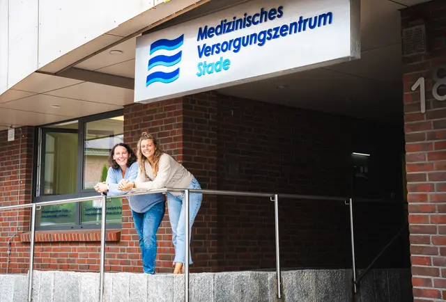 Neuzugang am Hohenwedeler Weg 18 – seit August ist die Hebammenzentrale mit den beiden Mitarbeiterinnen Anna-Lena  Topp (re.) und Iris Freyer Teil des MVZ der Elbe Kliniken