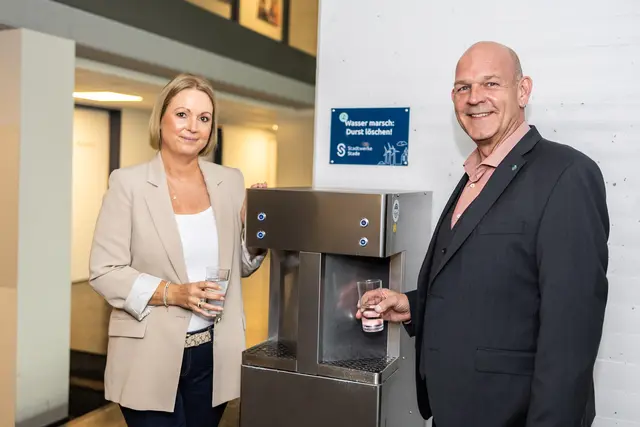 Tanja Flügge, Fachbereichsleiterin für Marketing der 
Stadtwerke Stade, und Dieter Janzen, Schulleiter der 
Jobelmann-Schule | Foto: Jörg Struwe / Picselweb