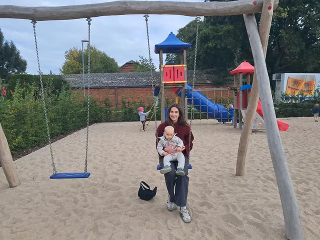 Jonne Barwisch schaukelt auf dem neuen öffentlichen Spielplatz mit seiner Tante Frederike Cohrs | Foto: Anika Werner