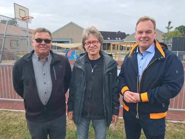 Ortsvorsteher Wolfgang Rieckmann, Frank Patt vom Planungsbüro und Bürgermeister André Wiese bei der feierlichen Eröffnung der Ortsmitte in Tönnhausen | Foto: Anika Werner