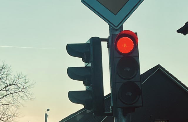 Eine fest installierte Ampel wie hier, muss nach einem Lkw-Schaden vorübergehend durch einen mobilen Mast ersetzt werden | Foto: Tina Lüecke