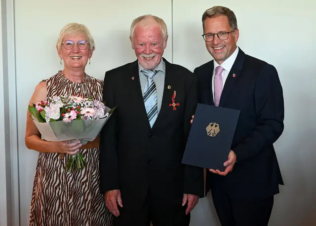Landrat Kai Seefried (re.) mit dem Geehrten Hans-Wilhelm Glüsen und dessen Frau Hildegard nach der Verleihung | Foto: Landkreis Stade / Daniel Beneke
