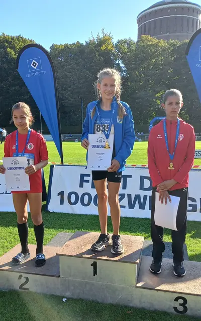Carina Ludwig bei der Siegerehrung im 800-Meter-Lauf auf Platz 1 | Foto: TSV Eintracht Hittfeld