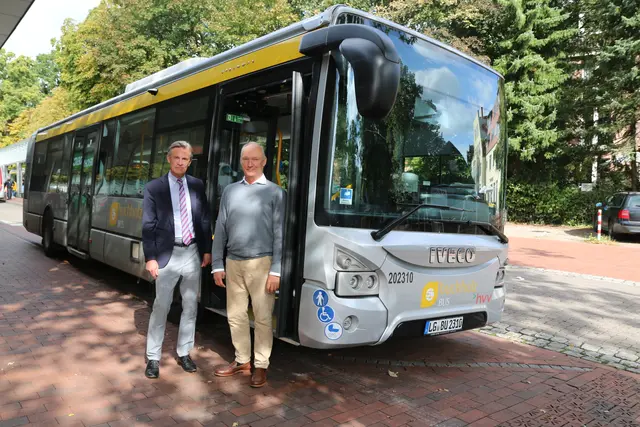 Buchholz' Bürgermeister Jan-Hendrik Röhse (li) und Stadtwerke-Geschäftsführer Dr. Christian Kuhse verteidigen die Kürzungen des Fahrplanes | Foto: Stadt Buchholz