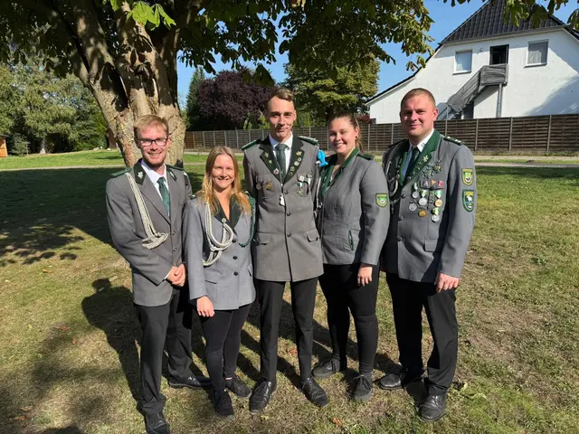 Die neue Vizekönigscrew (v. li.): Daniel Behrens, Miriam Kirchner, Vizekönig Mirko Ziervogel, Maike Schuback und Manuel Schulz. | Foto: Schützenverein Königsmoor