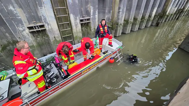Ein Taucher wird ins Wasser gelassen | Foto: DLRG
