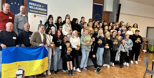  Die Gäste und das Begrüßungskomitee: Die Ukrainerinnen und Ukrainer mit dem Stader Organisationsteam am Sonnabendnachmittag | Foto: Landkreis Stade