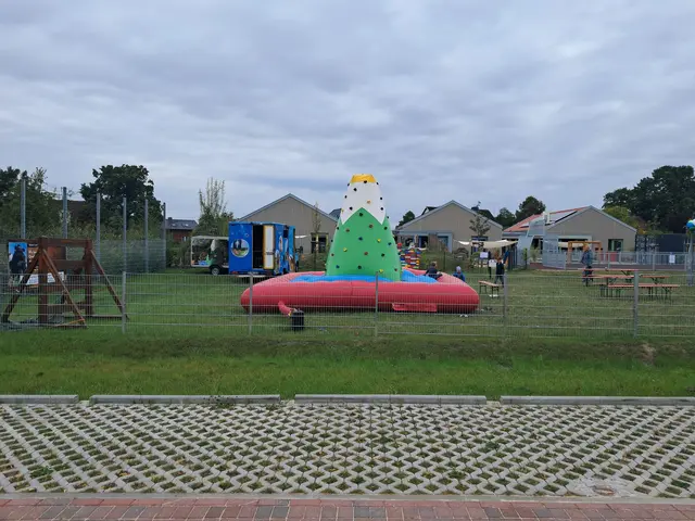 zur Feier wurden auch einige Spielgeräte auf dem Bolzplatz aufgebaut | Foto: Anika Werner