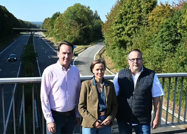 Sind erfreut über die Fortführungen der Autobahnprojekte (v. li.): André Bock, MdL, Dr. Cornell Babendererde, MdB, und Jan Bauer, MdL
 | Foto: Büro Babendererde