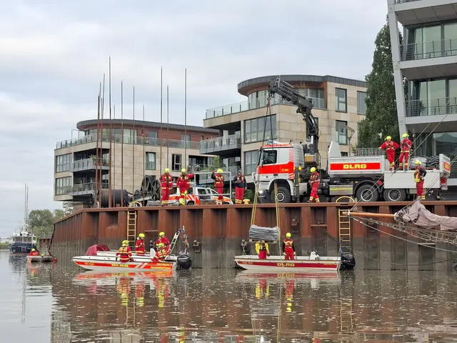 Im Stader Stadthafen: Sandsäcke werden auf die DLRG-Boote verladen | Foto: DLRG