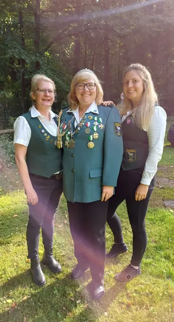 Damenkönigin Bianca Schönemann (mi.) mit ihren Adjutantinnen Karin Fehling (li.) und Carolin Hinrichs. Es fehlt Maike Wintjen | Foto: Schützenverein Heidenau v. 1925 e.V.
