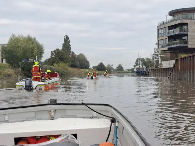 DLRG-Boote auf der Schwinge. Sie nehmen Kurs auf Stadersand | Foto: DLRG
