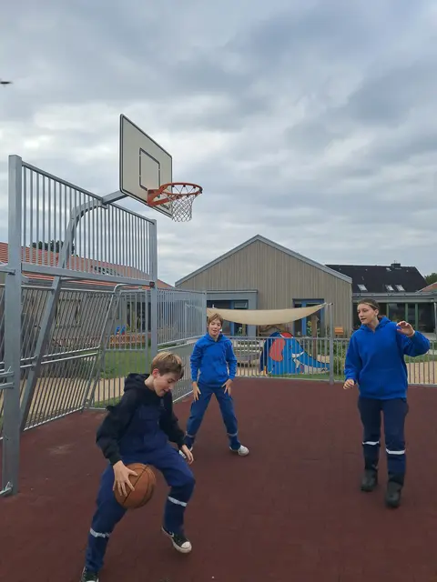 Ole und Paul Breer (beide 10) testen gemeinsam mit Carolina Efros (12) die Basketballanlage | Foto: Anika Werner