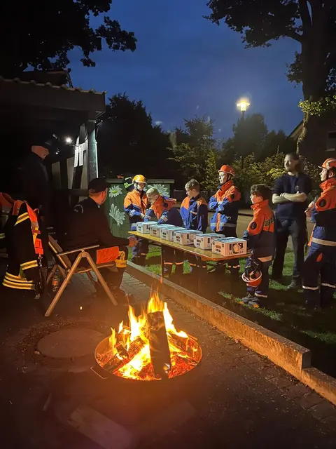 Bei dem Spiel „Kisten-Kamikaze“ mussten verschiedene Gegenstände tastend erraten werden | Foto: Pressestelle Feuerwehr Seevetal