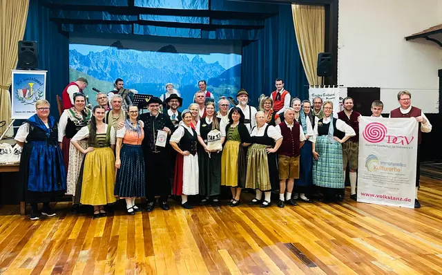 Mitglieder der DGV Reisegruppe und Blumenauer Musiker und Tänzer, im Brasilianischen Blumenau | Foto: Birgit Kleinekampmann