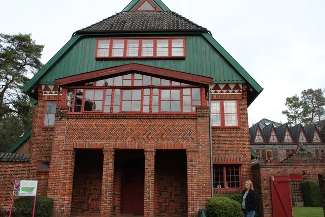 Auch das Bossard-Wohnhaus gehört zum Museum. Vorne Museumsleiterin Heike Duisberg-Schleier | Foto: Archiv/pöp