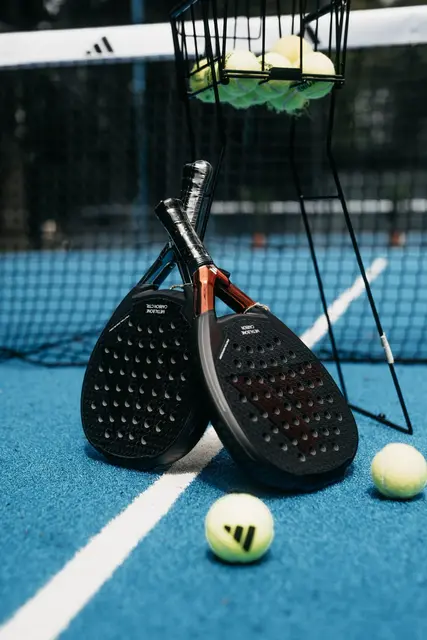 Beim Padel gibt es Schläger mit Kunststofffläche und Bälle mit weniger Druck | Foto: PA