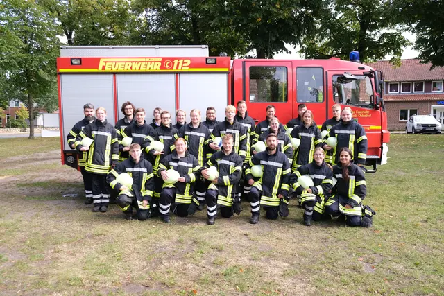 24 frisch ausgebildete Feuerwehrleute verstärken die Einsatzabteilungen der Feuerwehren in der Samtgemeinde Oldendorf-Himmelpforten | Foto: Rolf Hillyer-Funke/Feuerwehren SG Oldendorf-Himmelpforten