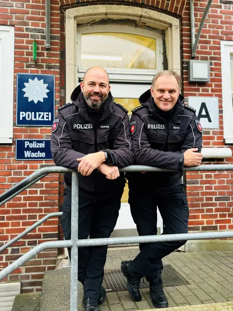 Polizeioberrat Sebastian Pölking (li.) und Leitender Kriminaldirektor Thomas Meyn vor der Wache des Polizeikommissariats Winsen (Luhe) | Foto: PI Harburg