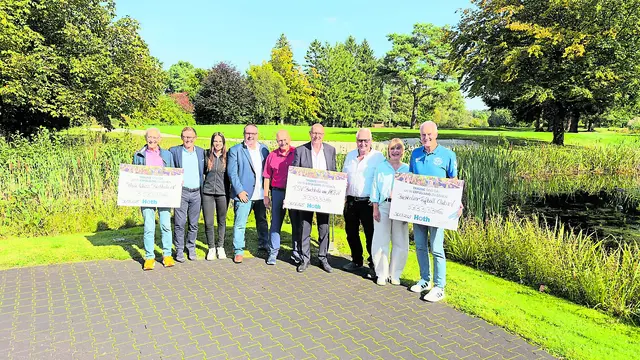 Bei der Spendenübergabe (v. li.): Arno Reglitzky, Oliver Bohn, Ana Pagès Preuß, Jan Bauer, Stephan Kutscher, Christian Weiß, Dieter Hoth, Nicole Meyer und Hans-Jürgen Lorenschat | Foto: Kuhn + Witte