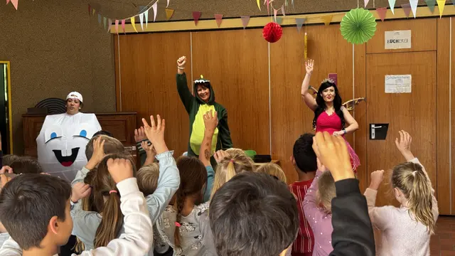 Mit dem Zahnputz-Rap bringen die Prophylaxefachkräfte des Jugendzahnärztlichen Dienst als Willi Backenzahn, Kroko und Zahnfee den Grundschülerinnen und Grundschülern in Neu Wulmstorf die Bedeutung der Zahnpflege nahe | Foto: Landkreis Harburg