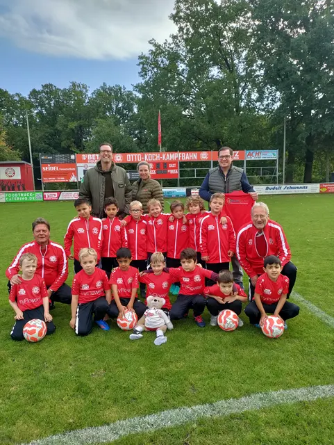 Die G-Jugend von Buchholz 08 freut sich über die neue Ausstattung. Hinten (v. li.): Bernhard und Sonja Unger, Dennis Meins. Vorn Betreuer Olaf Hansen (li.) und Holger Harmann | Foto: Martin Schütz