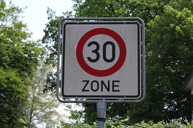 Bald gilt Tempo 30 nicht nur in Zonen mit reiner Wohnbebauung, sondern auch in der Hauptstraße und der Schützenstraße  | Foto: pöp