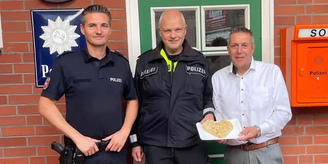 Thorsten Fetz (Mitte) unterstützte im Sommer seinen Kollegen Torben Kubik (li.) in der Polizeistation Steinkirchen. Bürgermeister Timo Gerke bedankte sich bei Fetz für seinen Einsatz | Foto: SG Lühe