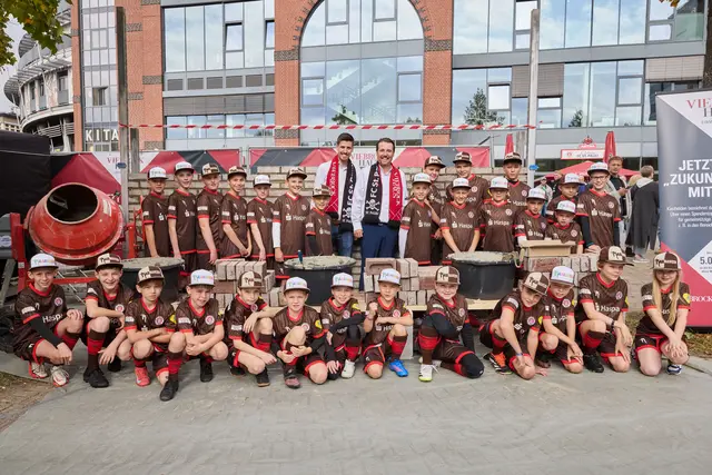 Die Einlaufkinder vom FC St. Pauli gemeinsam mit Viebrockhaus CEOs Lars und Dirk Viebrock (v. l.).  Als Partner des FC St. Pauli unterstützt Viebrockhaus die bundesweiten Rabauken-Camps, eines der größten Fußballangebote für Kinder und Jugendliche in Deutschland | Foto: Viebrockhaus AG