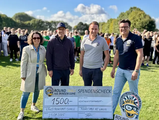 Manuela Rieck (v. li., Schulleitung), Jens Hentschel (Fachleitung Sport), Hannes Röper (Round Table, Vizepräsident), Philip Langhoff (Round Table, Präsident) | Foto: Britta Flöring