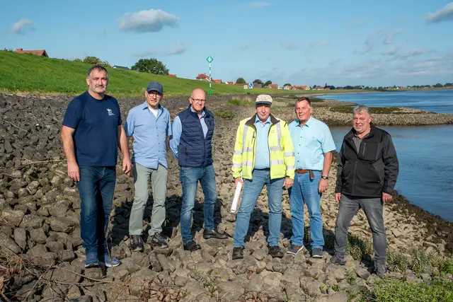 Am Fähranleger in Hoopte (v. li.): Rüdiger Kühnau und Tilman Treber (beide Wasserstraßen- und Schifffahrtsamt Elbe) sowie die Verbandsvorsteher Christoph Sander, Hartmut Burmester und Karsten Riege freuen sich mit Projektleiter Reinhard Martin (4. v. li.) über den erfolgreichen Abschluss der Baumaßnahmen | Foto: 4B Medienverlag