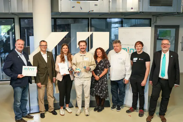 Jurymitglieder und Lehrkräfte bei der Übergabe der Auszeichnung zur "MINT-freundlichen Schule" | Foto: Eckermann-Realschule Winsen